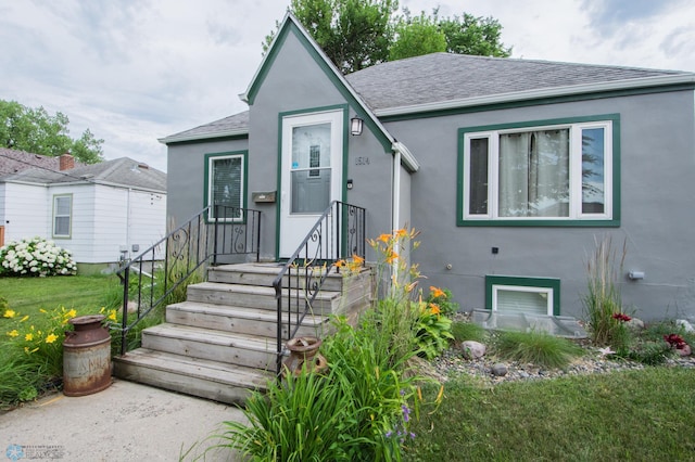1514 1st Ave S, Fargo, ND 58103 - bungalow-style house with stucco siding and roof with shingles