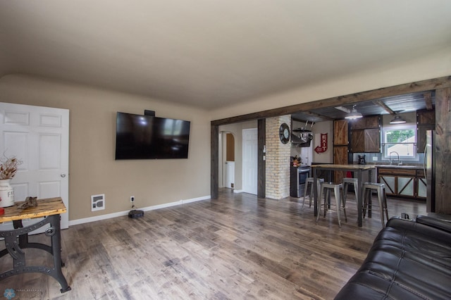 1514 1st Ave S, Fargo, ND 58103 - living area with wood finished floors and arched walkways
