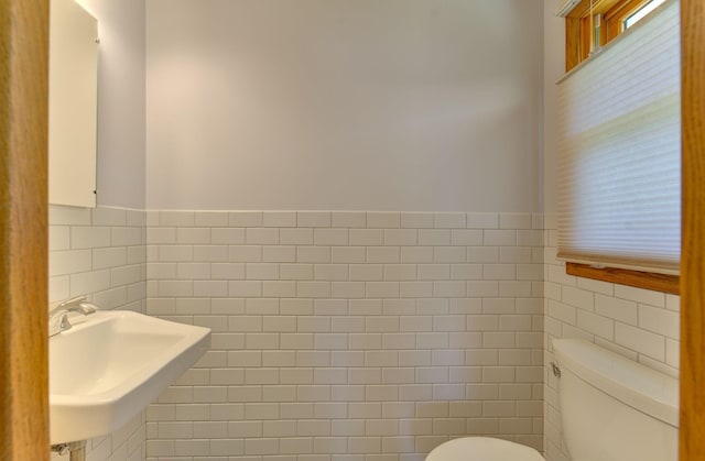 1636 9th Ave NE, Rochester, MN 55906 - bathroom featuring tile walls and a wainscoted wall