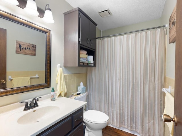 1507 234th Ln NE, Bethel, MN 55005 - bathroom featuring vanity, curtained shower, a textured ceiling, and tile walls