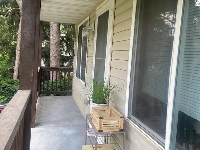1141 5th St E, Saint Paul, MN 55106 - view of porch