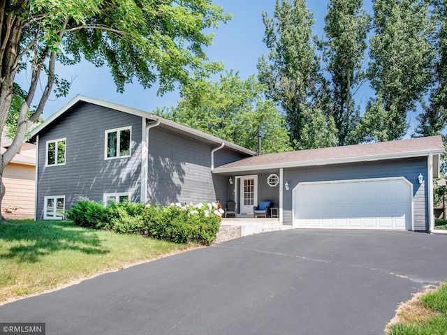 5424 Vernon Ct, Savage, MN 55378 - tri-level home featuring driveway, an attached garage, and a front yard