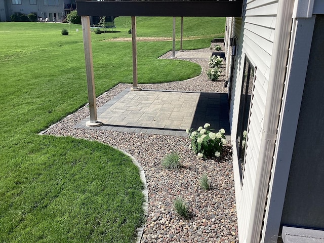 2334 9th St W, Albert Lea, MN 56007 - view of grassy yard with a patio