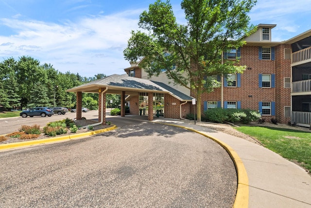 1350 Douglas Dr N Unit 105, Golden Valley, MN 55422 - surrounding community with driveway