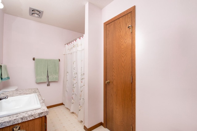 608 Pfau St, Mankato, MN 56001 - full bathroom featuring tile patterned floors, vanity, and a shower with curtain