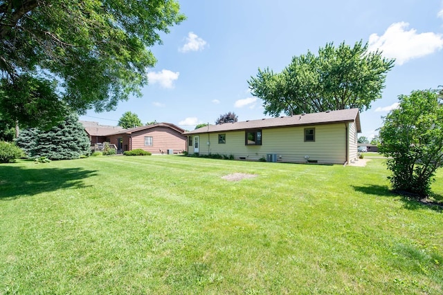 608 Pfau St, Mankato, MN 56001 - rear view of property with a yard