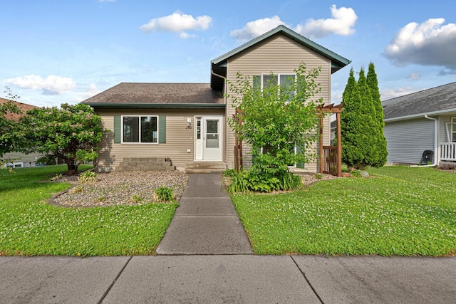 2112 York St, Saint Peter, MN 56082 - view of front of property with a front yard