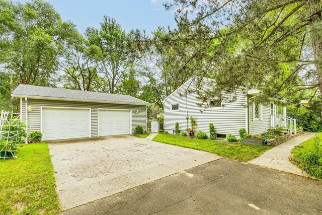 536 County Road J W, Shoreview, MN 55126 - garage with driveway