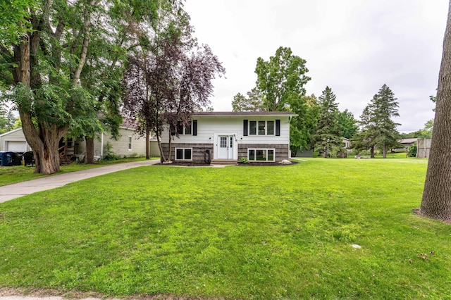 516 Gustavus Ave, Fergus Falls, MN 56537 - raised ranch with concrete driveway, a front lawn, and entry steps