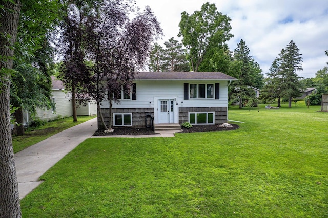 516 Gustavus Ave, Fergus Falls, MN 56537 - bi-level home with concrete driveway and a front yard