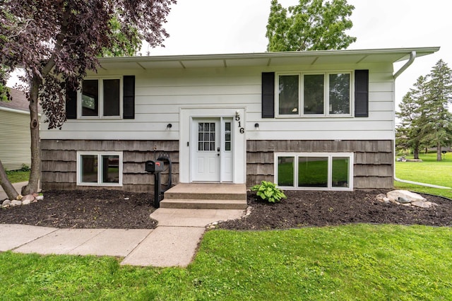 516 Gustavus Ave, Fergus Falls, MN 56537 - raised ranch featuring a front lawn