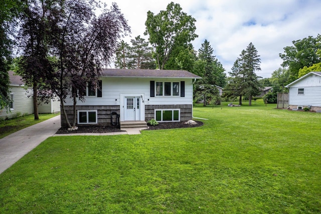 516 Gustavus Ave, Fergus Falls, MN 56537 - bi-level home featuring a front lawn and concrete driveway