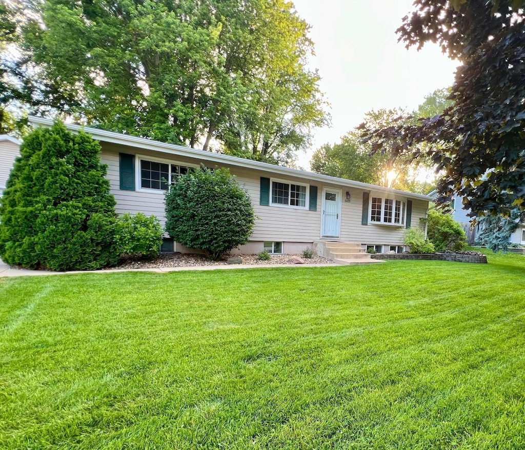 5603 25th Ave NW, Rochester, MN 55901 - view of front facade featuring a front yard