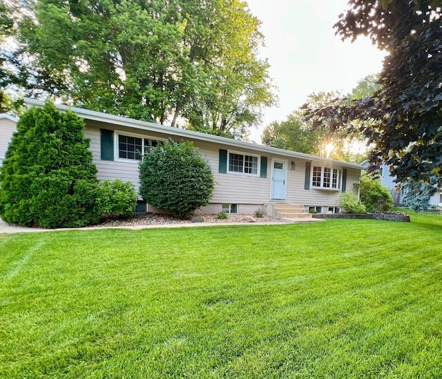 5603 25th Ave NW, Rochester, MN 55901 - view of front facade featuring a front yard