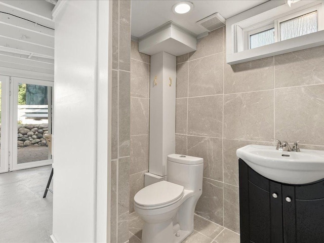 7247 Eden Prairie Rd, Eden Prairie, MN 55346 - bathroom with tile walls and vanity