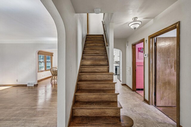 1595 Reaney Ave, Saint Paul, MN 55106 - stairway featuring arched walkways