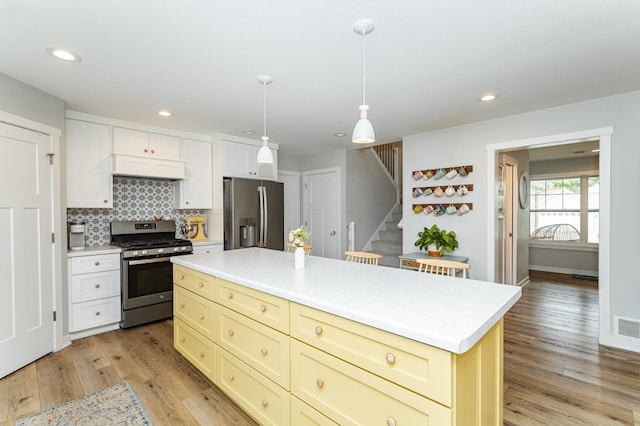 2990 Pinewood Ridge Dr SE, Rochester, MN 55904 - kitchen with stainless steel appliances, tasteful backsplash, light countertops, light wood-style floors, and recessed lighting