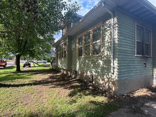 119 3rd Ave E, Franklin, MN 55333 - view of side of home featuring a yard