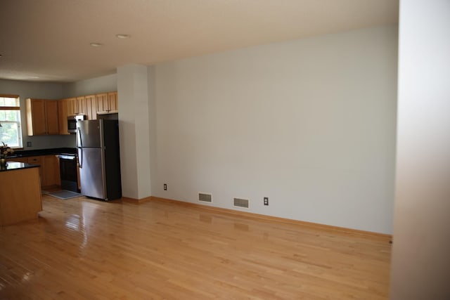 2690 Pinkspire Ln E, Maplewood, MN 55119 - kitchen featuring stainless steel appliances, light wood-style floors, dark countertops, and recessed lighting