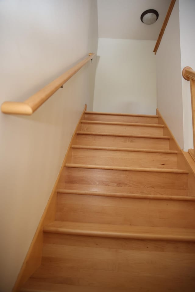 2690 Pinkspire Ln E, Maplewood, MN 55119 - view of stairway