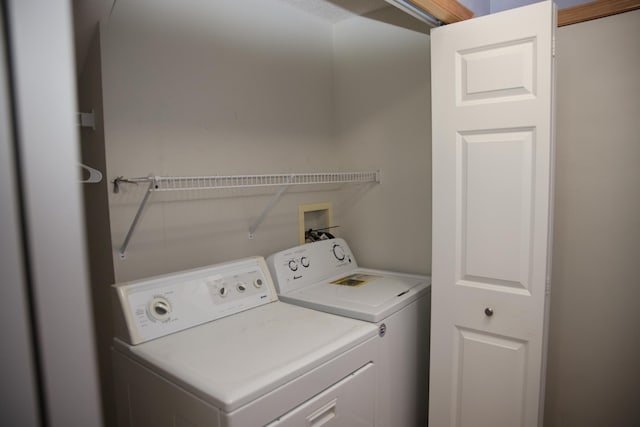 2690 Pinkspire Ln E, Maplewood, MN 55119 - laundry room featuring washing machine and dryer