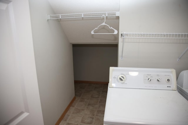 2690 Pinkspire Ln E, Maplewood, MN 55119 - washroom featuring washer and clothes dryer and baseboards