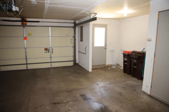 2690 Pinkspire Ln E, Maplewood, MN 55119 - garage with a garage door opener