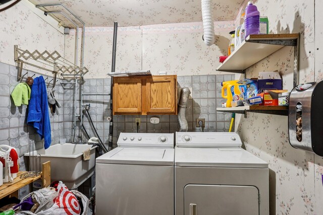 9205 29th Ave N, New Hope, MN 55427 - laundry area with washing machine and clothes dryer, cabinet space, and wallpapered walls