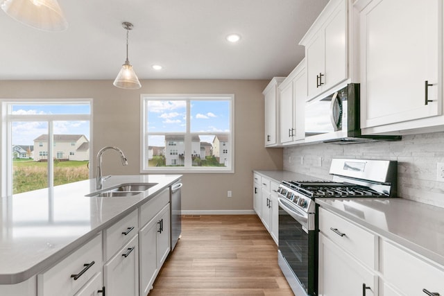 17233 61st St NE, Otsego, MN 55374 - kitchen featuring appliances with stainless steel finishes, recessed lighting, tasteful backsplash, light countertops, and light wood-style flooring