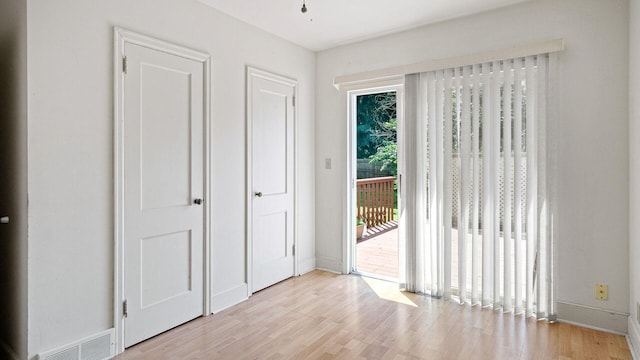 507 15th St SE, Menomonie, WI 54751 - entrance foyer featuring light wood finished floors and baseboards