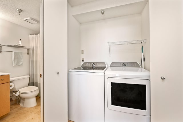 401 1st St Unit 1312, Minneapolis, MN 55401 - laundry room featuring independent washer and dryer and a textured ceiling