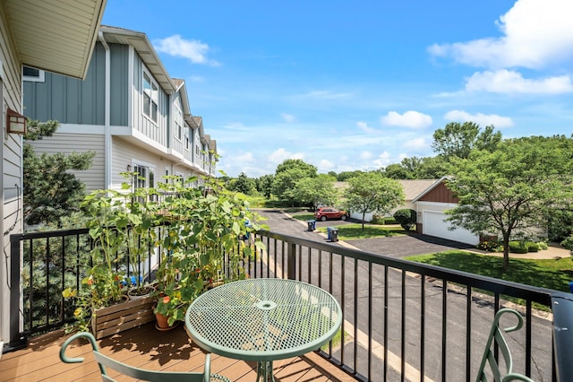 1358 Phalen Blvd, Saint Paul, MN 55106 - view of balcony