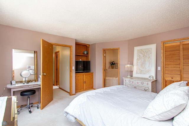 2902 24th Ave S, Fargo, ND 58103 - bedroom featuring light carpet, a closet, a textured ceiling, and ensuite bath