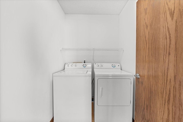 7514 Ojibway Park Rd, Woodbury, MN 55125 - laundry area featuring washing machine and dryer