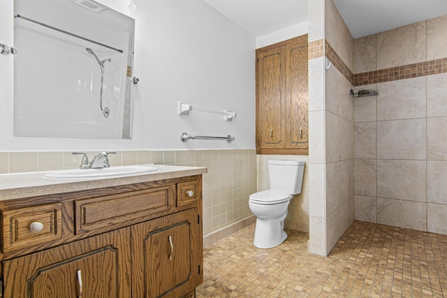 7401 River Shore Ln, Champlin, MN 55316 - full bath featuring tile walls, tiled shower, vanity, and wainscoting