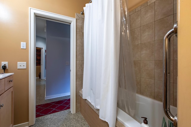 15212 667th St, Wabasha, MN 55981 - full bath featuring shower / bath combo with shower curtain and vanity