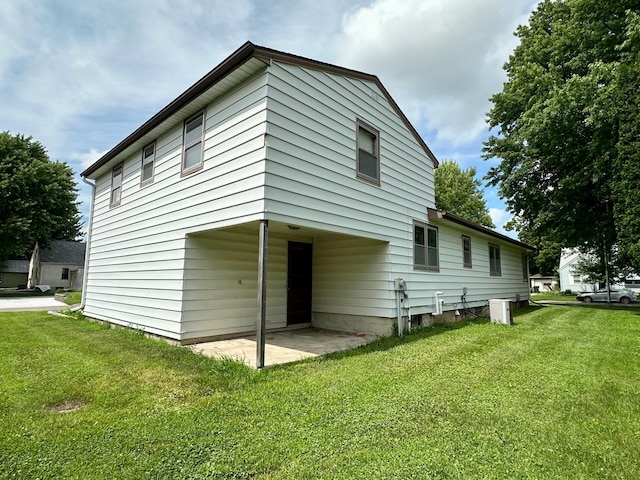 1224 Duba St, Worthington, MN 56187 - rear view of house with a yard