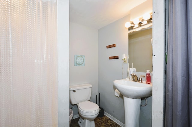1631 Ross Ave, Saint Paul, MN 55106 - full bathroom featuring toilet and a shower with curtain