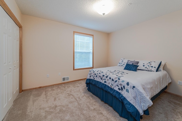 625 Wesley Commons Dr Unit 36, Golden Valley, MN 55427 - bedroom with carpet flooring, a closet, and a textured ceiling
