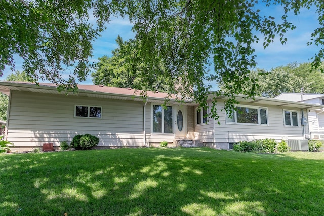 2808 34th Ave NE, Saint Anthony, MN 55418 - rear view of property with a yard