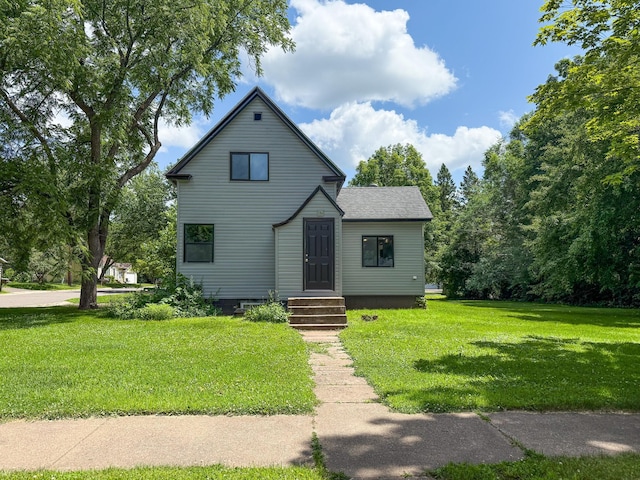 422 Park Ave, Sandstone, MN 55072 - view of front facade with a front lawn