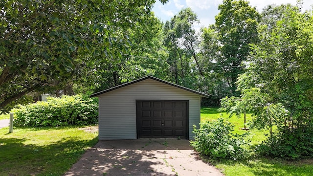 422 Park Ave, Sandstone, MN 55072 - detached garage with driveway
