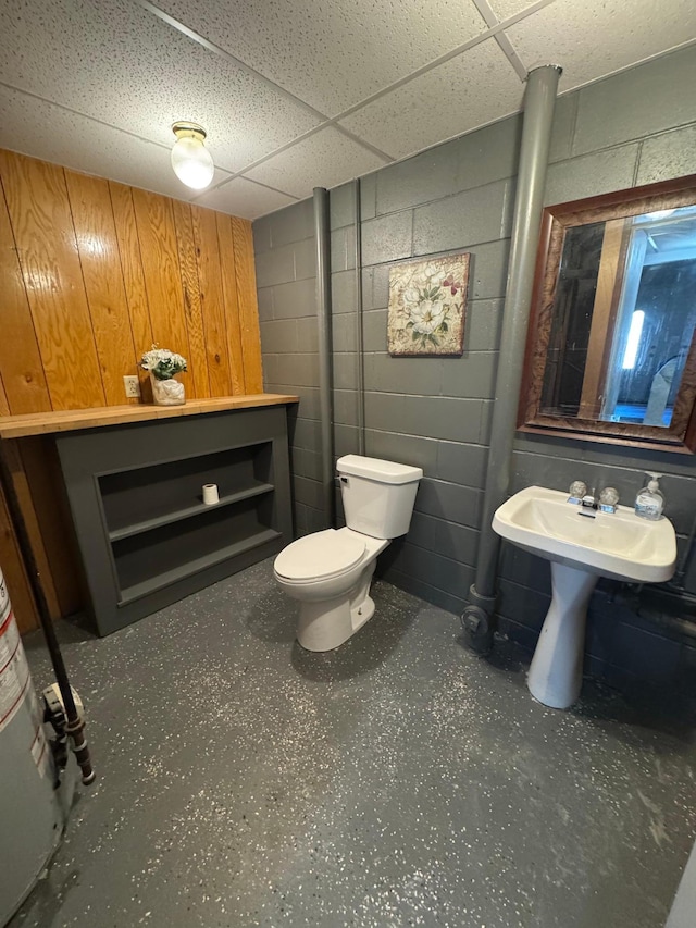 815 6th St N, New Ulm, MN 56073 - bathroom with concrete block wall and a paneled ceiling