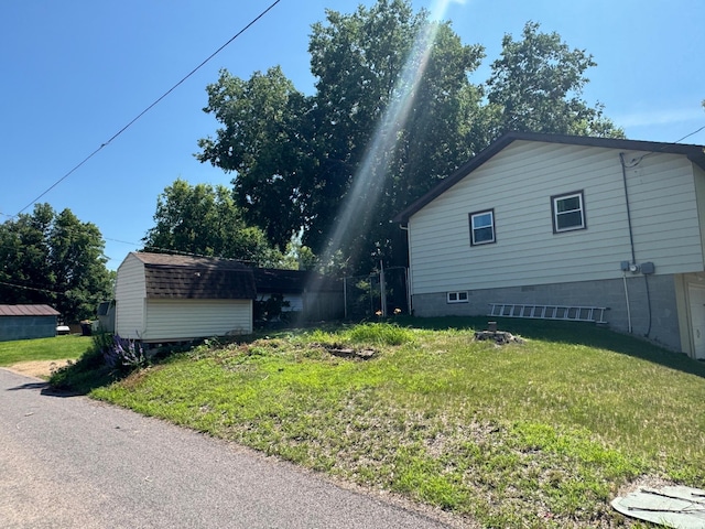 815 6th St N, New Ulm, MN 56073 - view of side of home with a lawn