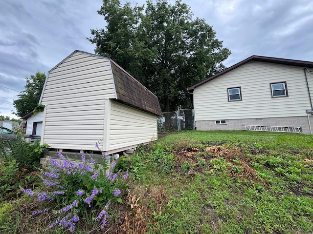 815 6th St N, New Ulm, MN 56073 - view of side of home featuring an outbuilding