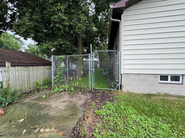 815 6th St N, New Ulm, MN 56073 - view of yard featuring a gate