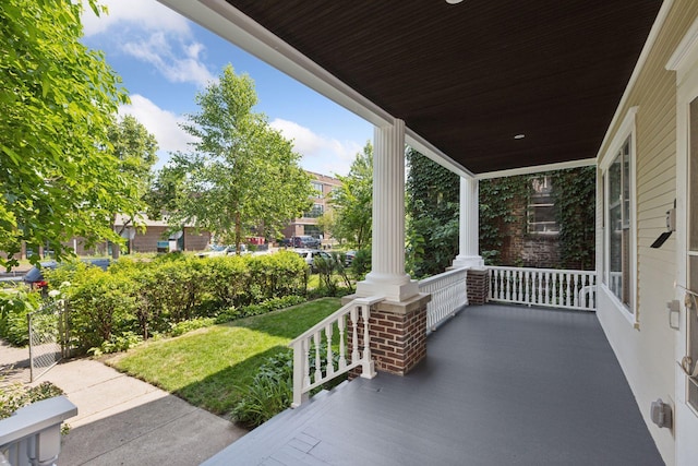 704-706 Holly Ave, Saint Paul, MN 55104 - covered porch with a yard