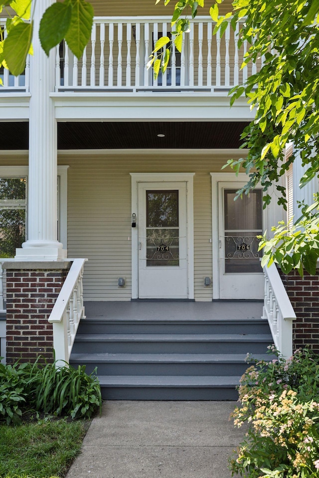 704-706 Holly Ave, Saint Paul, MN 55104 - entrance to property with a balcony and a porch