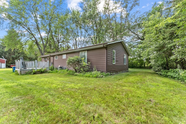 39665 8th Ave, North Branch, MN 55056 - view of grassy yard featuring a deck
