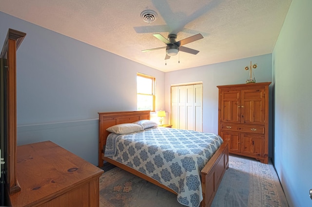 10199 330th St W, Northfield, MN 55057 - bedroom featuring a closet, a textured ceiling, a ceiling fan, and wood finished floors